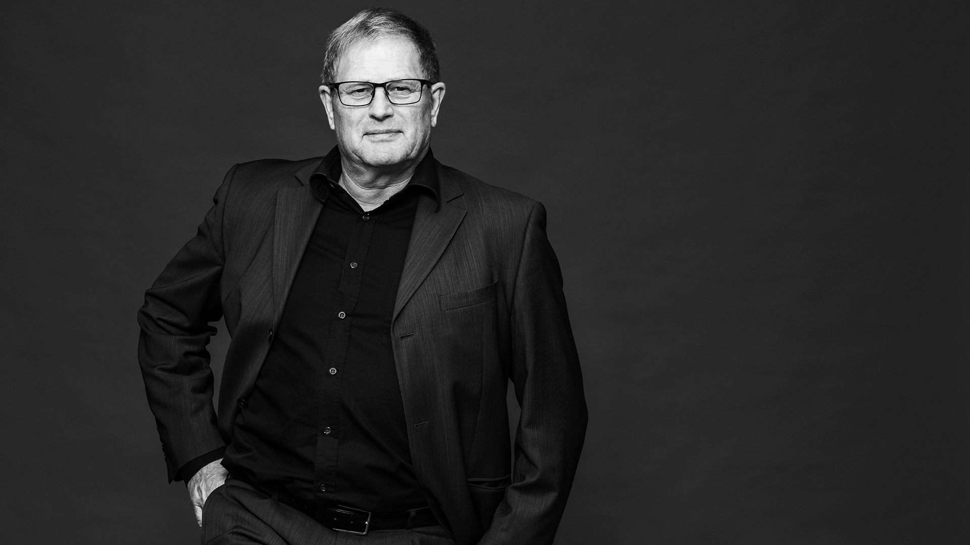 Porträt eines Mitarbeitenden der Abteilung Werkzeugverlagerung und Produktionsübernahme bei der hankensbütteler kunststoffverarbeitung – Spezialisten für sichere Werkzeugtransfers im Kunststoffspritzguss