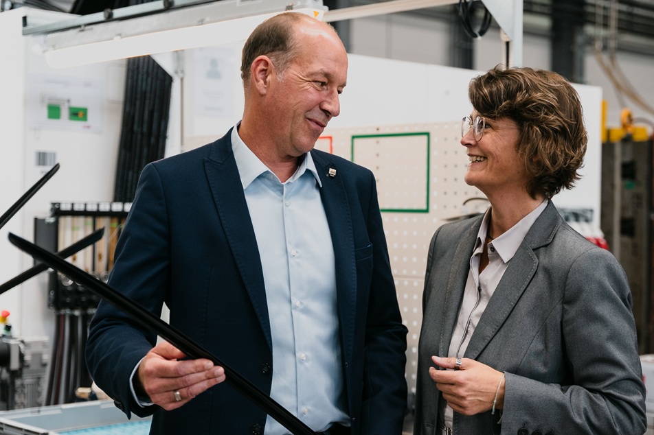 Aline Henke im Gespräch mit Gunnar Kasprzyk, Geschäftsführer der SLM, über ein Kunststoffbauteil in der Fertigung. Seit 2025 arbeiten hk und SLM gemeinsam daran, ihre Kompetenzen im Kunststoffspritzguss zu bündeln und zu erweitern.