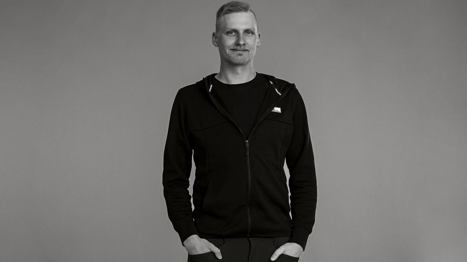 Porträt eines Mitarbeitenden der Abteilung Logistik und Kundenservice bei der hankensbütteler kunststoffverarbeitung – verantwortlich für Verpackung, Versand und termingerechte Lieferung technischer Kunststoffbauteile